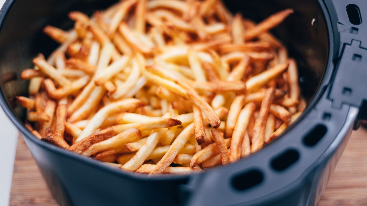 Is airfryer friet écht ‘gezonder’ dan friet uit het vet? Dít is het antwoord!